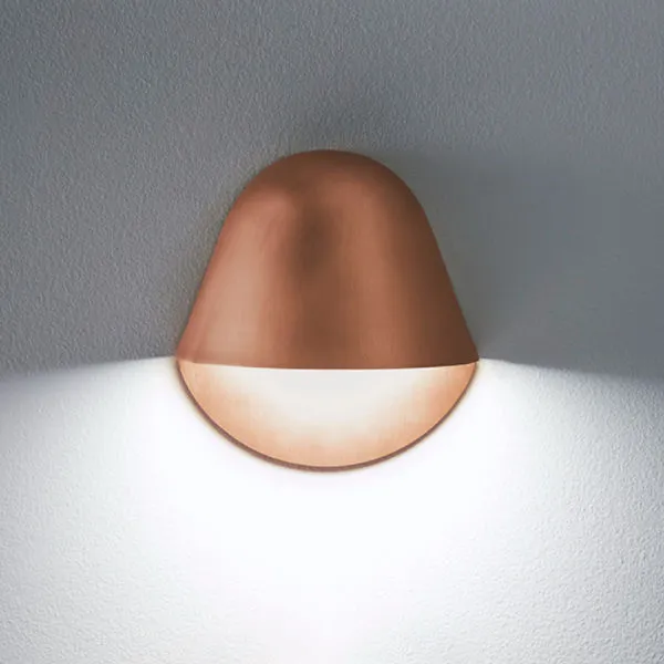 Matt metal wall sconce