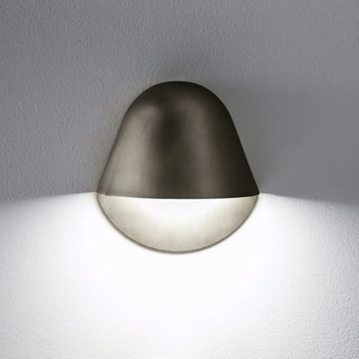 Matt metal wall sconce