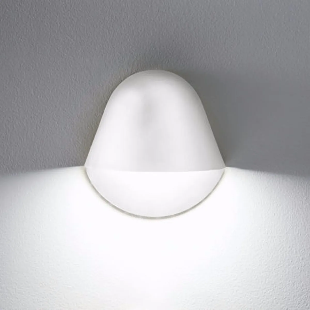 Matt metal wall sconce