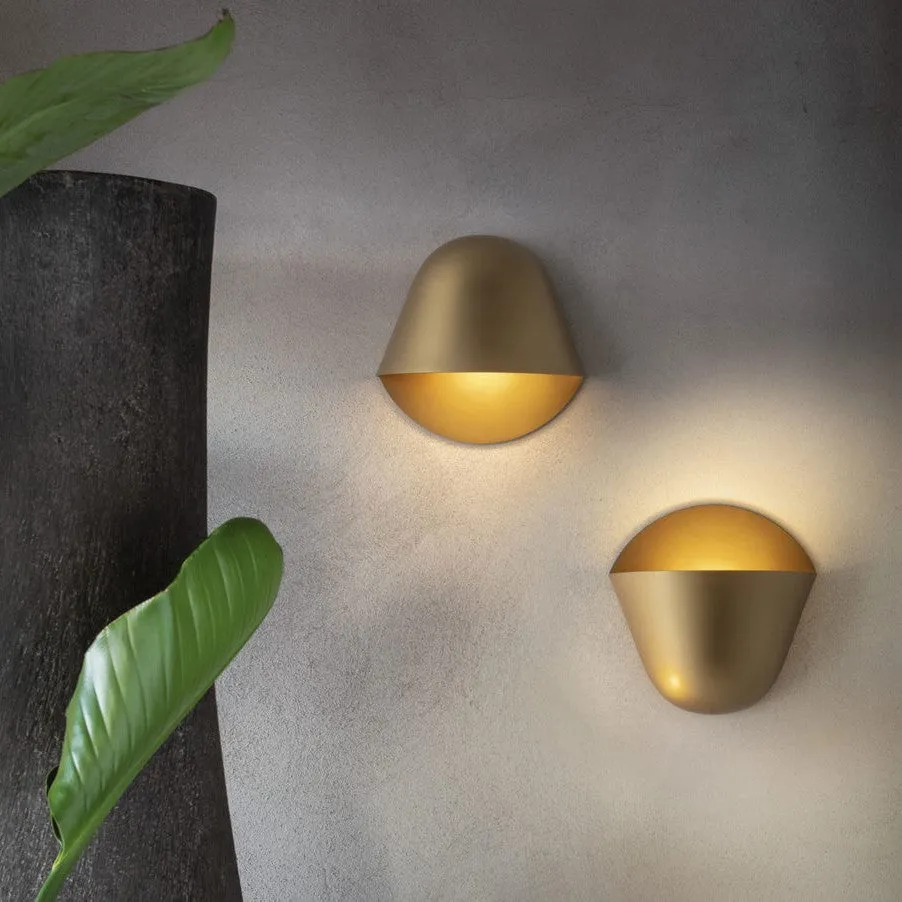 Matt metal wall sconce